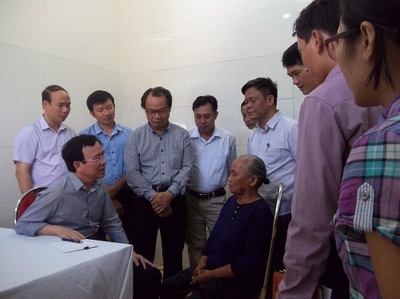 Bác sĩ Trần Hậu Khang khám hôi chẩn cho gần 100 bệnh nhân tại Hà Tĩnh