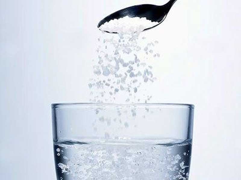 Sử dụng nước muối giúp đẩy lùi triệu chứng viêm nang lông tốt hơn
