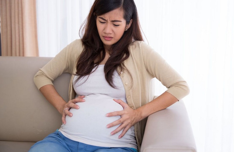 Viêm phần phụ khi mang thai gây các cơn đau âm ỉ vùng bụng dưới