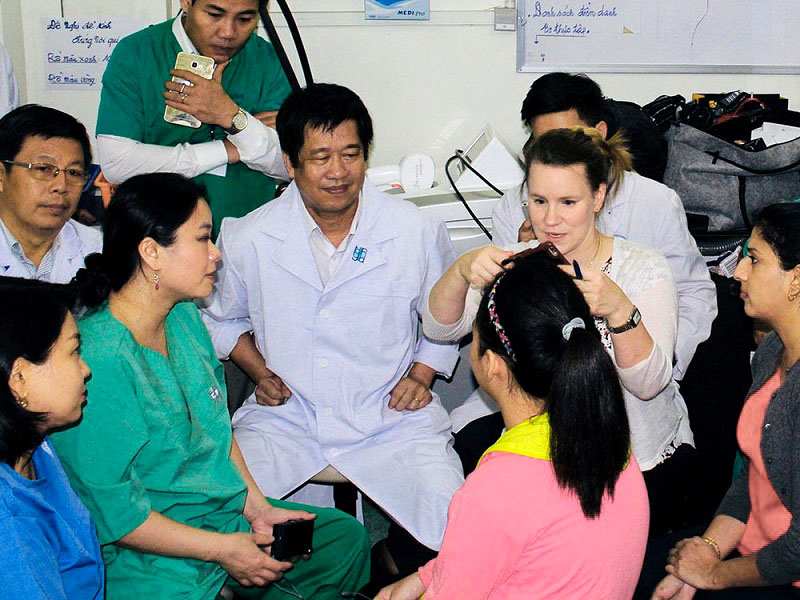 Bác sĩ Hoàng Văn Minh hướng dẫn sinh viên trong và ngoài nước