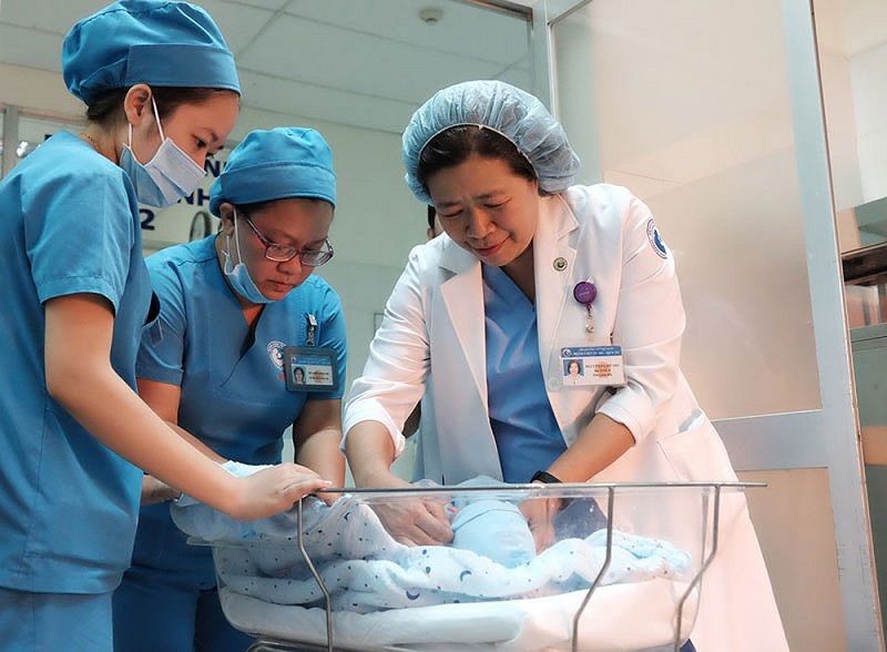 Bác sĩ Nguyễn Bá Mỹ Nhi chăm sóc những công dân đầu tiên của năm 2018