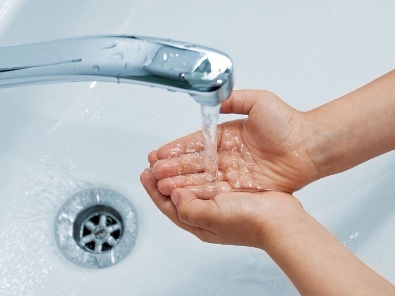 Bạn nên rửa sạch tay sau mỗi lần dùng thuốc