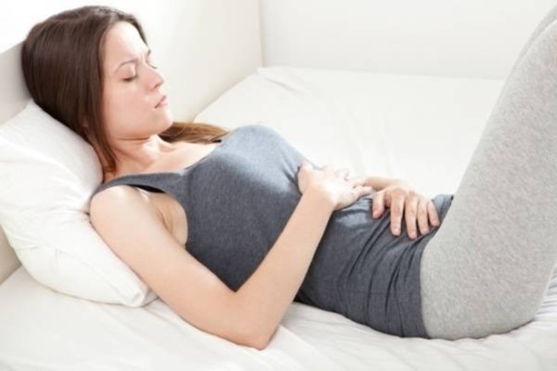 Bên cạnh đau lưng bạn cũng có thể bị đau bụng khi mới thụ thai