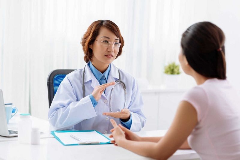 Nữ giới nên tái khám thường xuyên để được bác sĩ tư vấn cách điều trị bệnh phù hợp