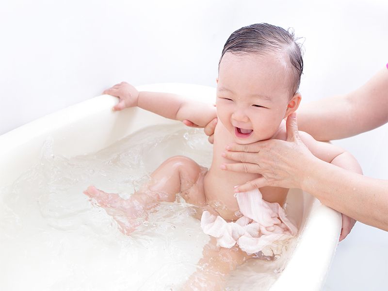 Vệ sinh cho trẻ thường xuyên bằng nước ấm sẽ giúp giảm rôm sảy