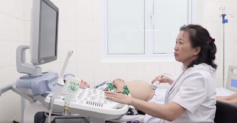 Bác sĩ Nguyễn Thị Tuyết Mai rất "mát tay" trong siêu âm thai nhi