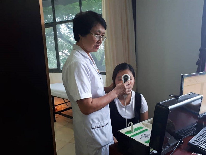 Bác sĩ Nguyễn Thị Nhuần và bệnh nhân
