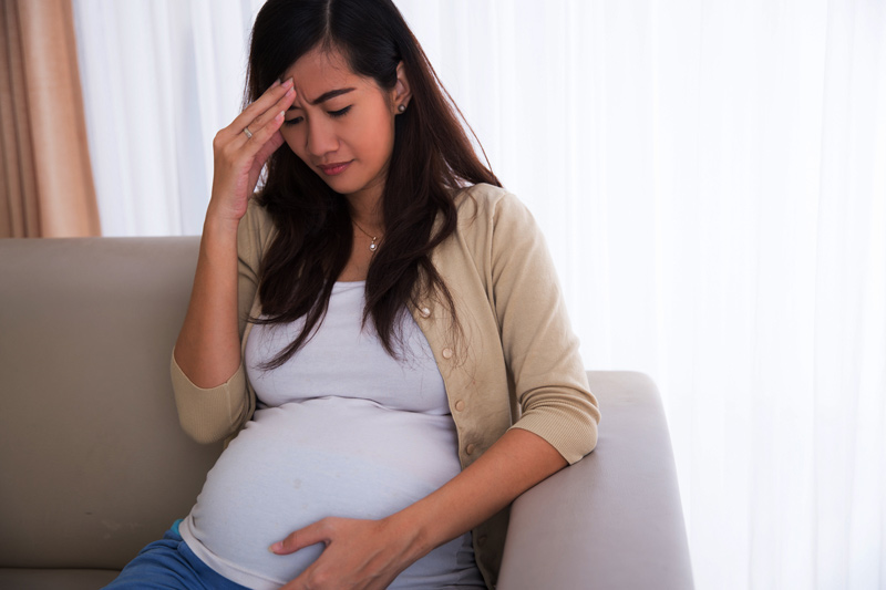 Phù chân khi mang thai tháng thứ 5 kèm theo đau đầu là dấu hiệu cảnh báo tiền sản giật