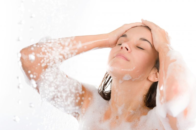 Vệ sinh cơ thể mỗi ngày bằng các sản phẩm làm sạch da dịu nhẹ giúp phòng ngừa mề đay hiệu quả