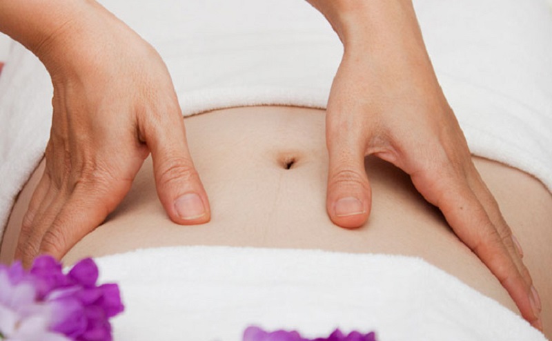 Massage bụng giúp da săn chắc, giảm mỡ bụng sau khi sinh