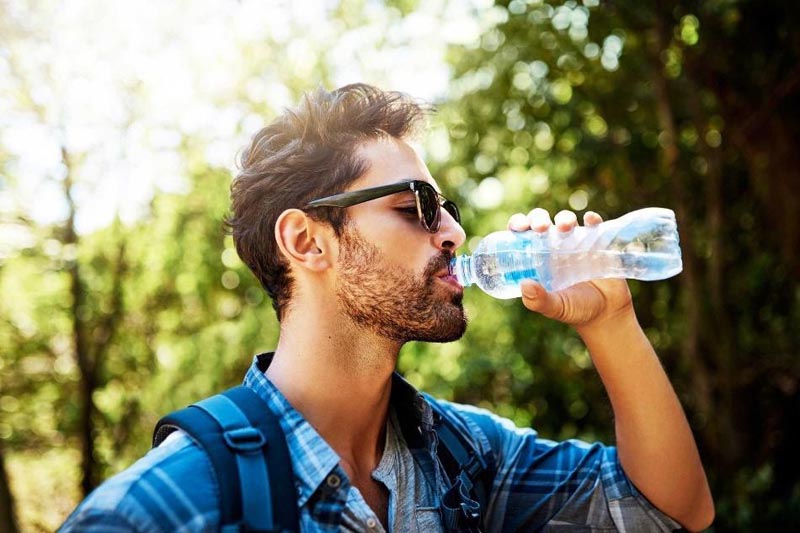 Nam giới cần uống đủ nước mỗi ngày để tăng cường chức năng thận