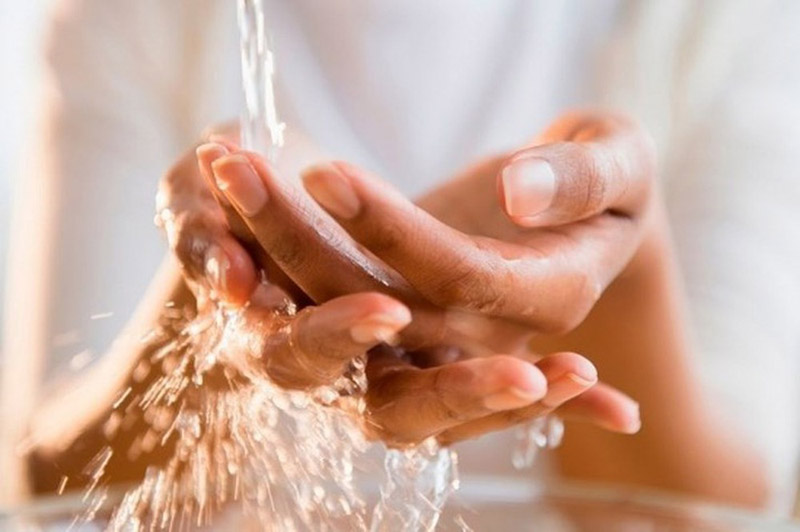 Nên rửa tay sạch sẽ trước khi tiến hành bôi thuốc để loại bỏ vi khuẩn có hại