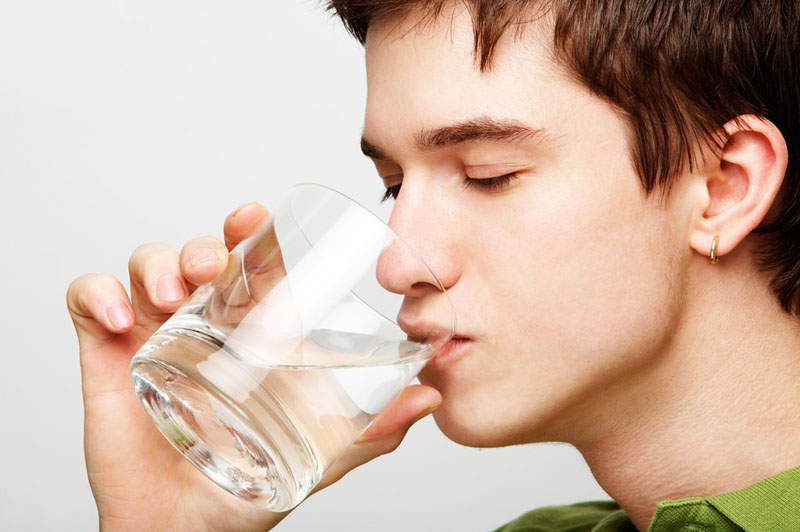 Nên uống đủ nước để đảm bảo chức năng thận cũng như chức năng sinh lý nam