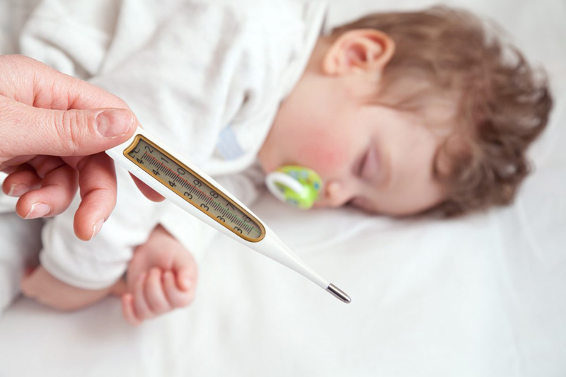 Trẻ sơ sinh có thể bị mẩn ngứa kèm theo sốt cao, mệt mỏi