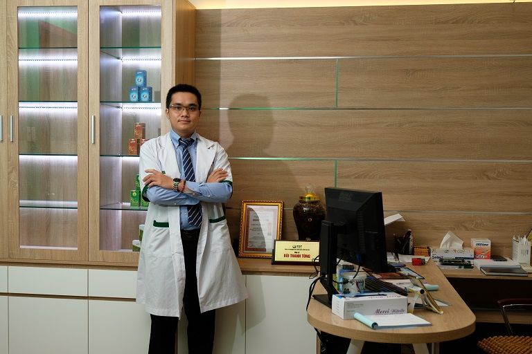 Bác sĩ Bùi Thanh Tùng tinh thông y thuật Tây y và Đông y