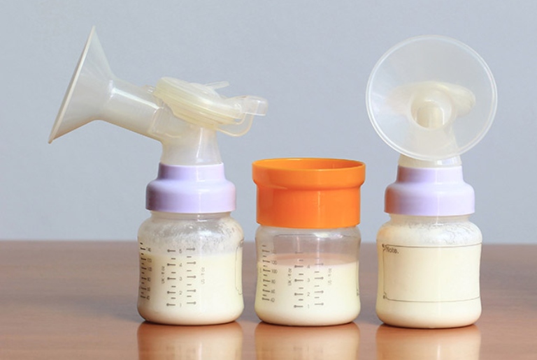 Sử dụng sữa mẹ chăm sóc da mặt sau sinh