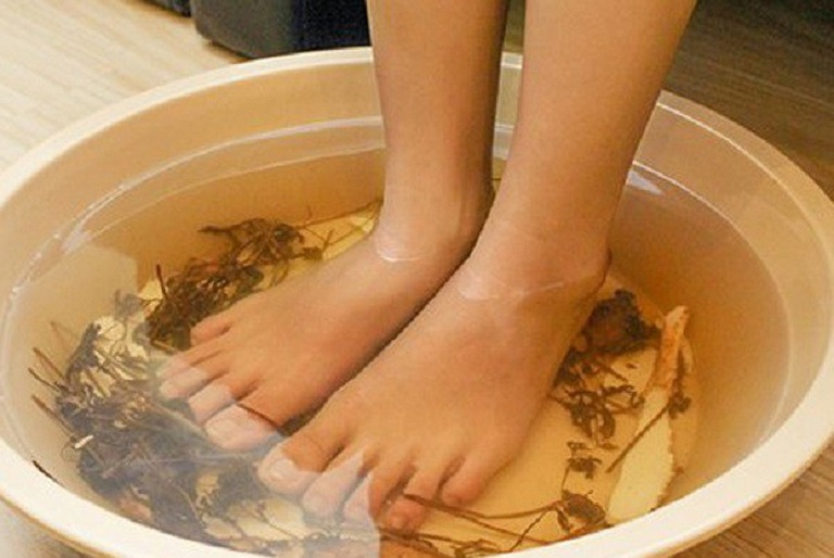 ngâm chân nước lá ngải cứu chữa thoát vị đĩa đệm