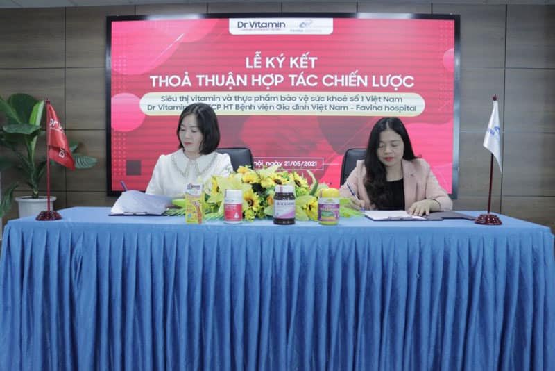Đại diện Siêu thị vitamin và thực phẩm bảo vệ sức khỏe số 1 Việt Nam DrVitamin (bên trái) và đại diện CTCP Bệnh viện gia đình Favina (bên phải) ký kết thỏa thuận hợp tác chiến lược