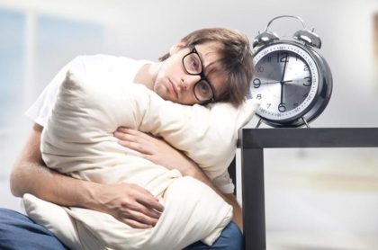 Không chỉ người già mà người trẻ ở độ tuổi thanh niên cũng gặp phải tình trạng mất ngủ, khó ngủ