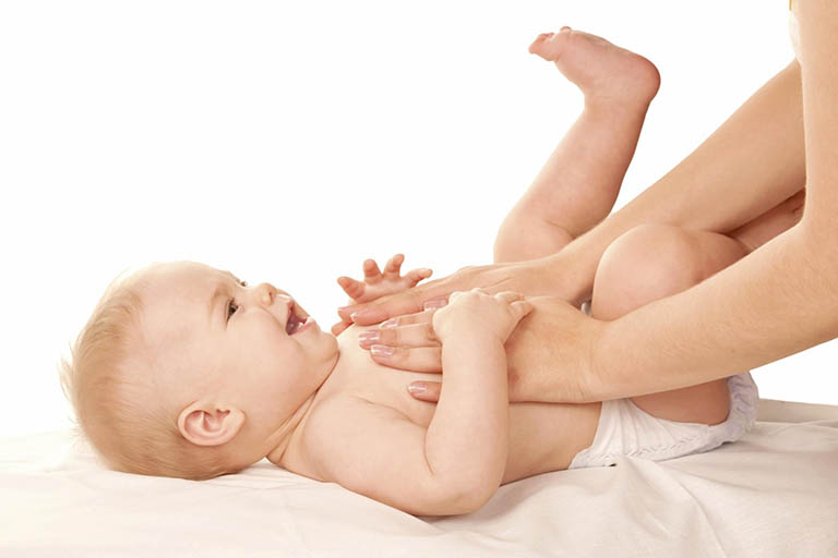 Cách massage ngực cho trẻ sơ sinh dễ ngủ