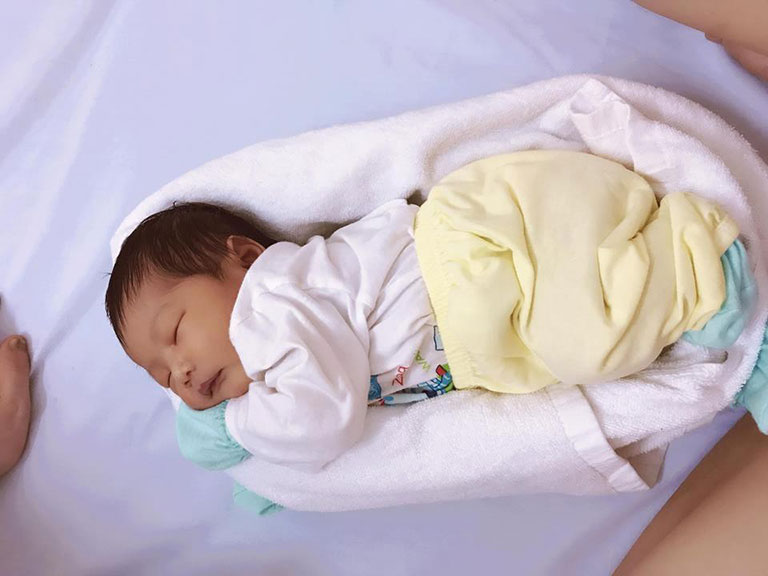 Có nên quấn khăn cho trẻ sơ sinh khi ngủ