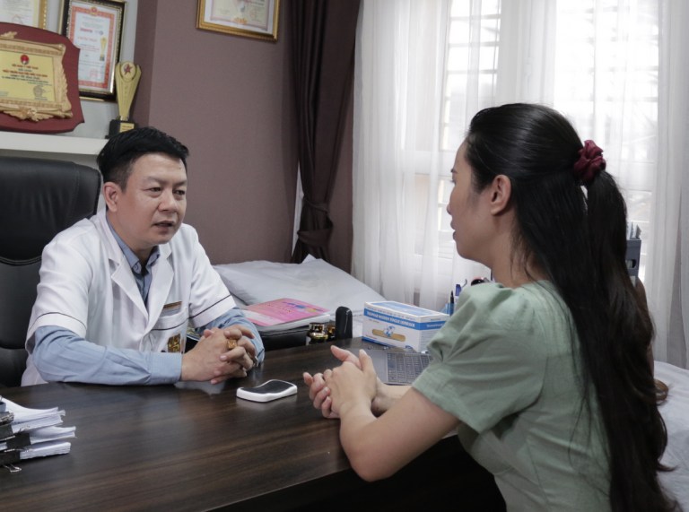 Lương y Đỗ Minh Tuấn khám cho bệnh nhân mất ngủ sau sinh