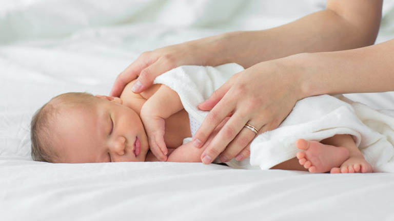 Trẻ sơ sinh ngủ không sâu giấc