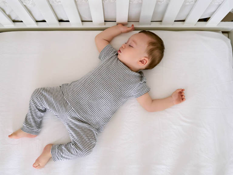 cách xử lý khi trẻ sơ sinh ngủ không sâu giấc