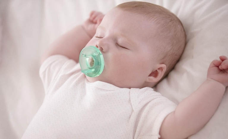 Trẻ sơ sinh ngủ không sâu giấc phải làm sao