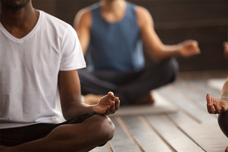yoga chữa mất ngủ tư thế thiền hoa sen