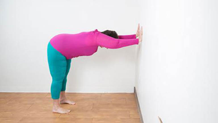 bài tập yoga chữa mất ngủ tư thế gập nửa người chống tường