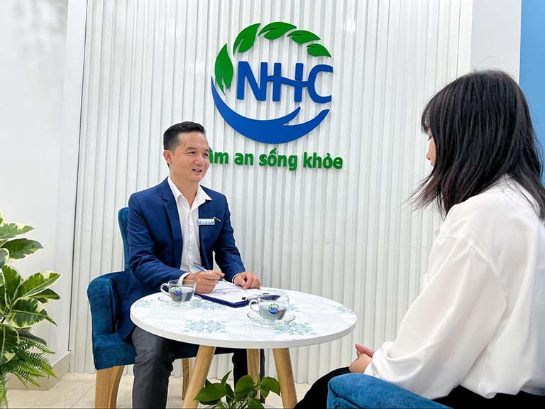 Chuyên gia tâm lý Nguyễn Hoàng Sơn tư vấn cho bệnh nhân tại trung tâm NHC