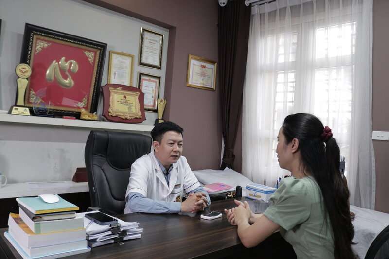 Lương y Đỗ Minh Tuấn đang thăm khám cho bệnh nhân bị mất ngủ sau sinh kéo dài