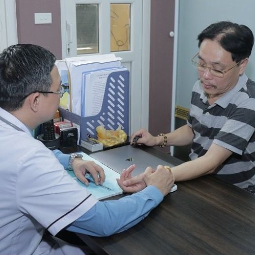 Lương y Tuấn thăm khám cho diễn viên Minh Tuấn mắc bệnh nam khoa