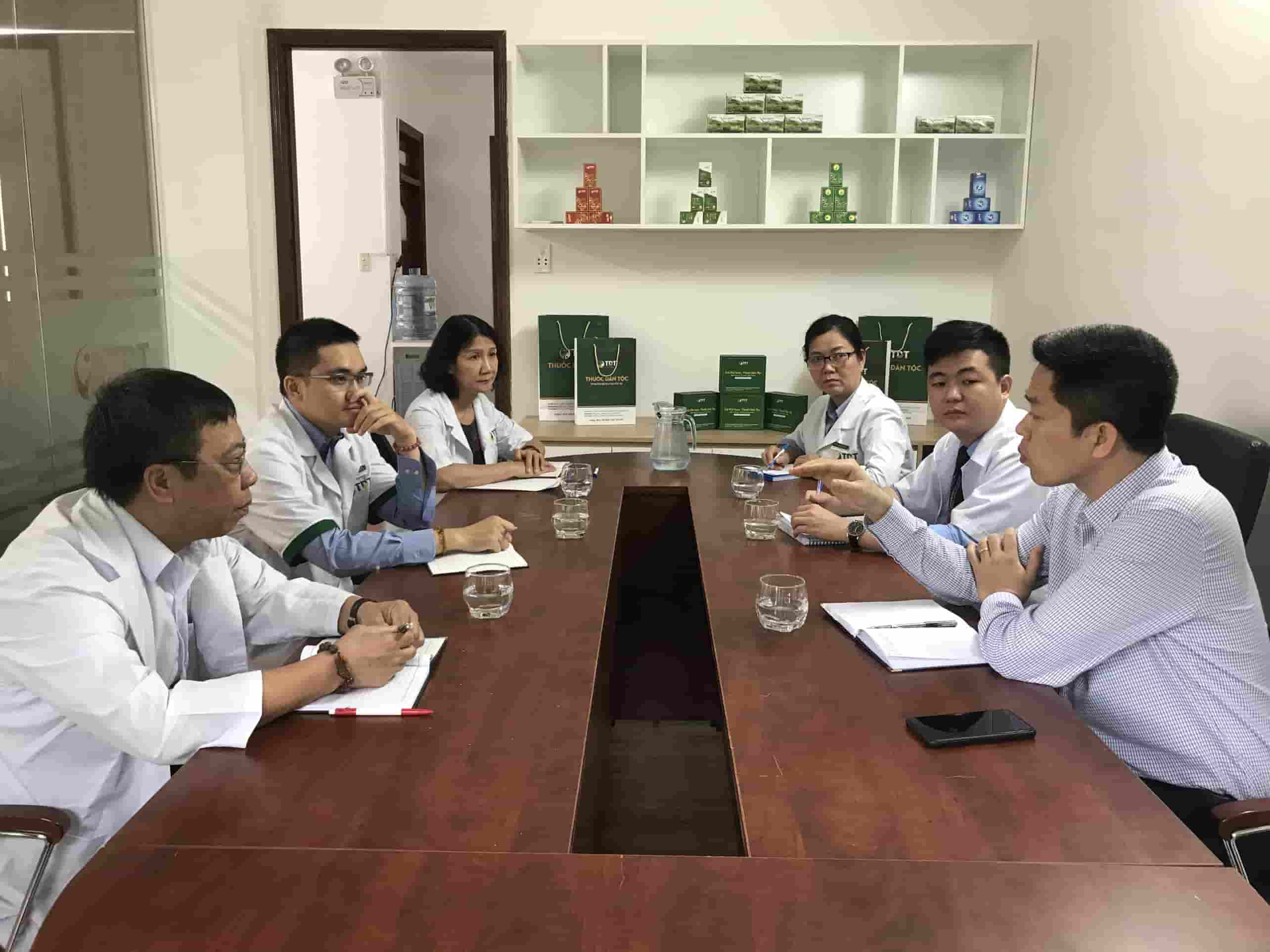 Bác sĩ Nguyễn Anh Tuấn trao đổi chuyên môn cùng các bác sĩ đầu ngành